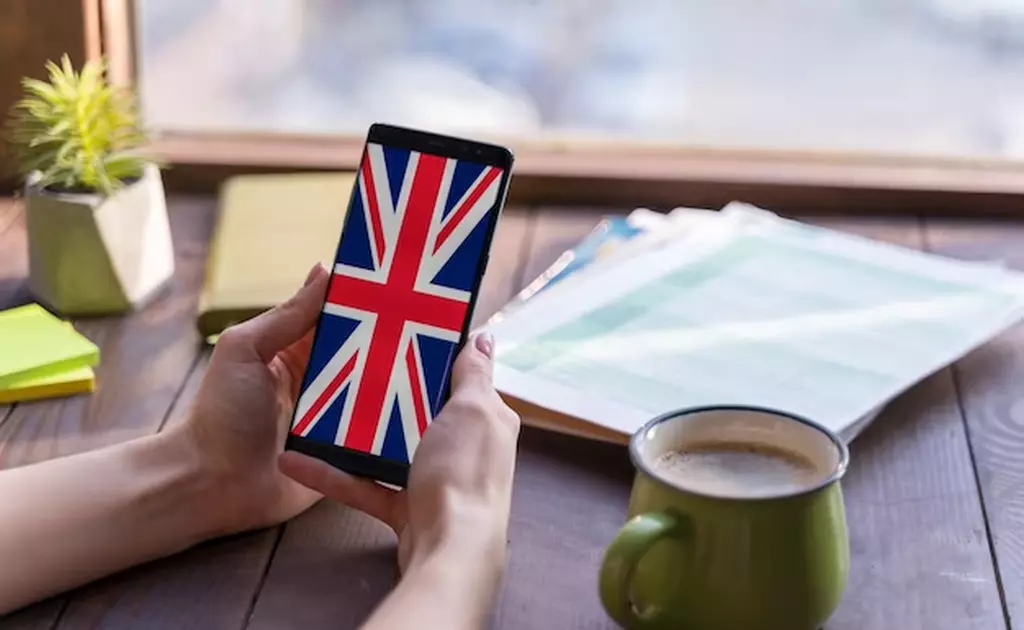 smartphone con sfondo bandiera inglese